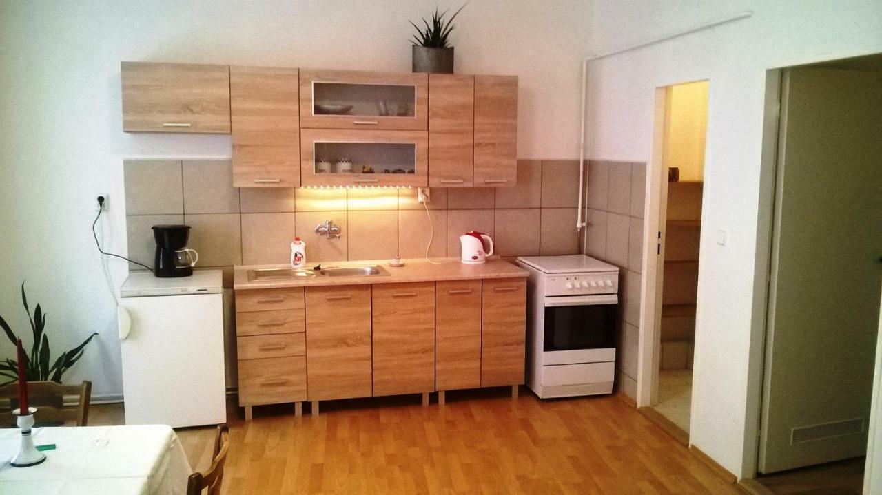 Skromny Apartman V Centru Chebu Zewnętrze zdjęcie