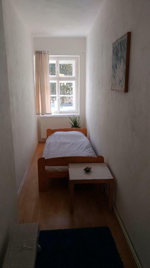 Skromny Apartman V Centru Chebu Zewnętrze zdjęcie