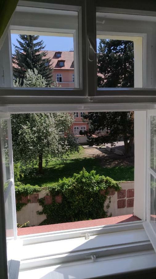 Skromny Apartman V Centru Chebu Zewnętrze zdjęcie