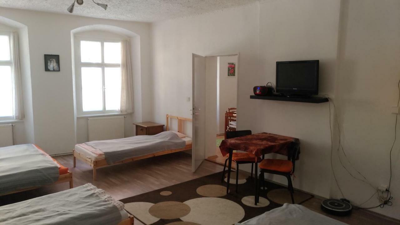 Skromny Apartman V Centru Chebu Zewnętrze zdjęcie